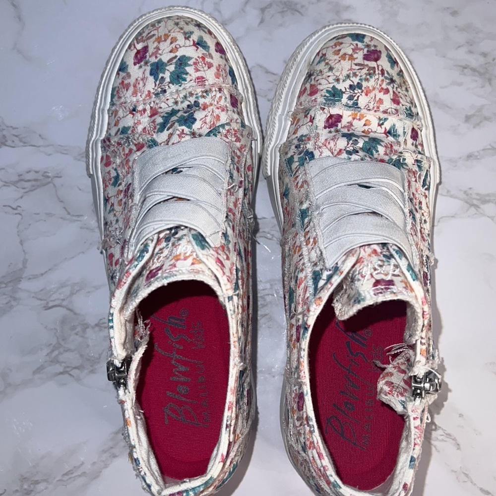 Super adorable Blowfish, raw hem high top, zip side floral print Tennies, Size 4 - Picture 6 of 9